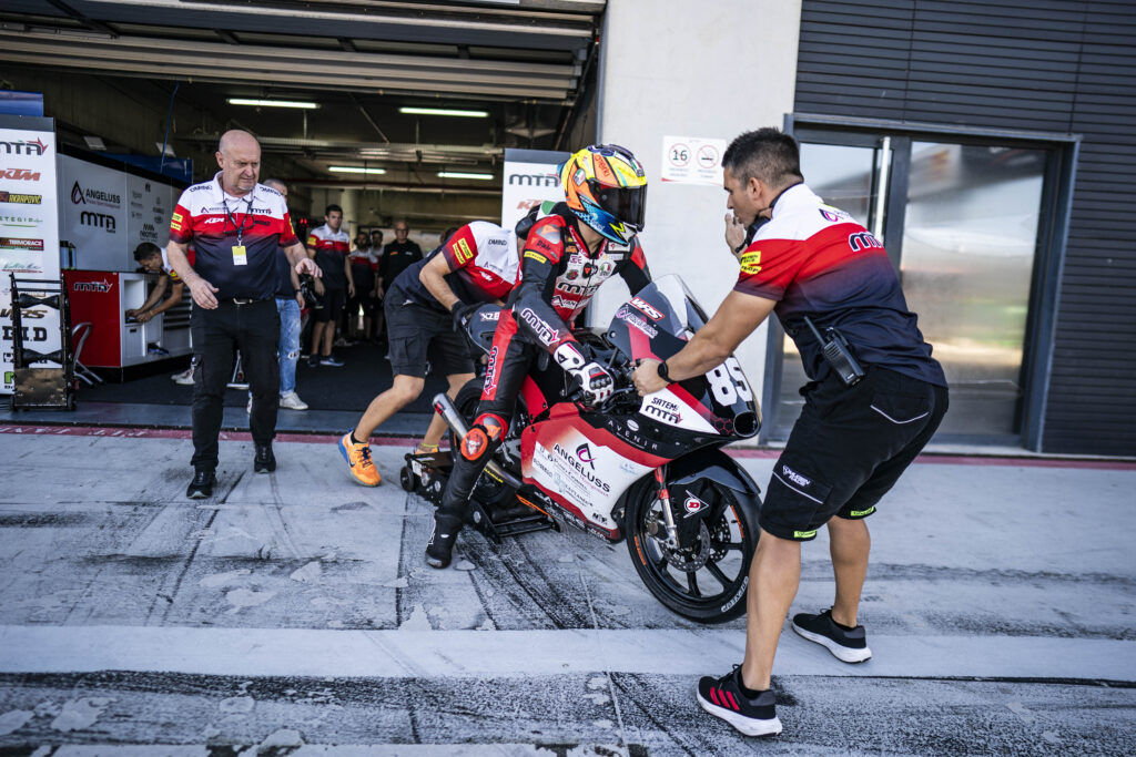 Xabi Zurutuza saliendo de boxes hacia la parrilla de salida en el Circuito de Motorland Aragón