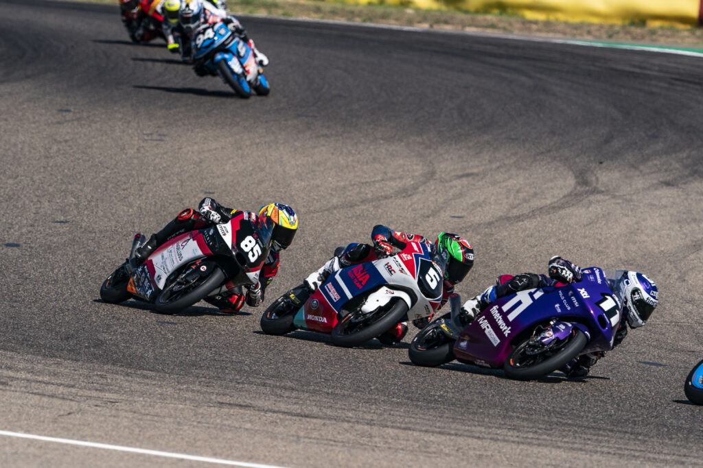 Xabi Zurutuza intentando mantener el ritmo del grupo en el circuito Motorland de Aragón
