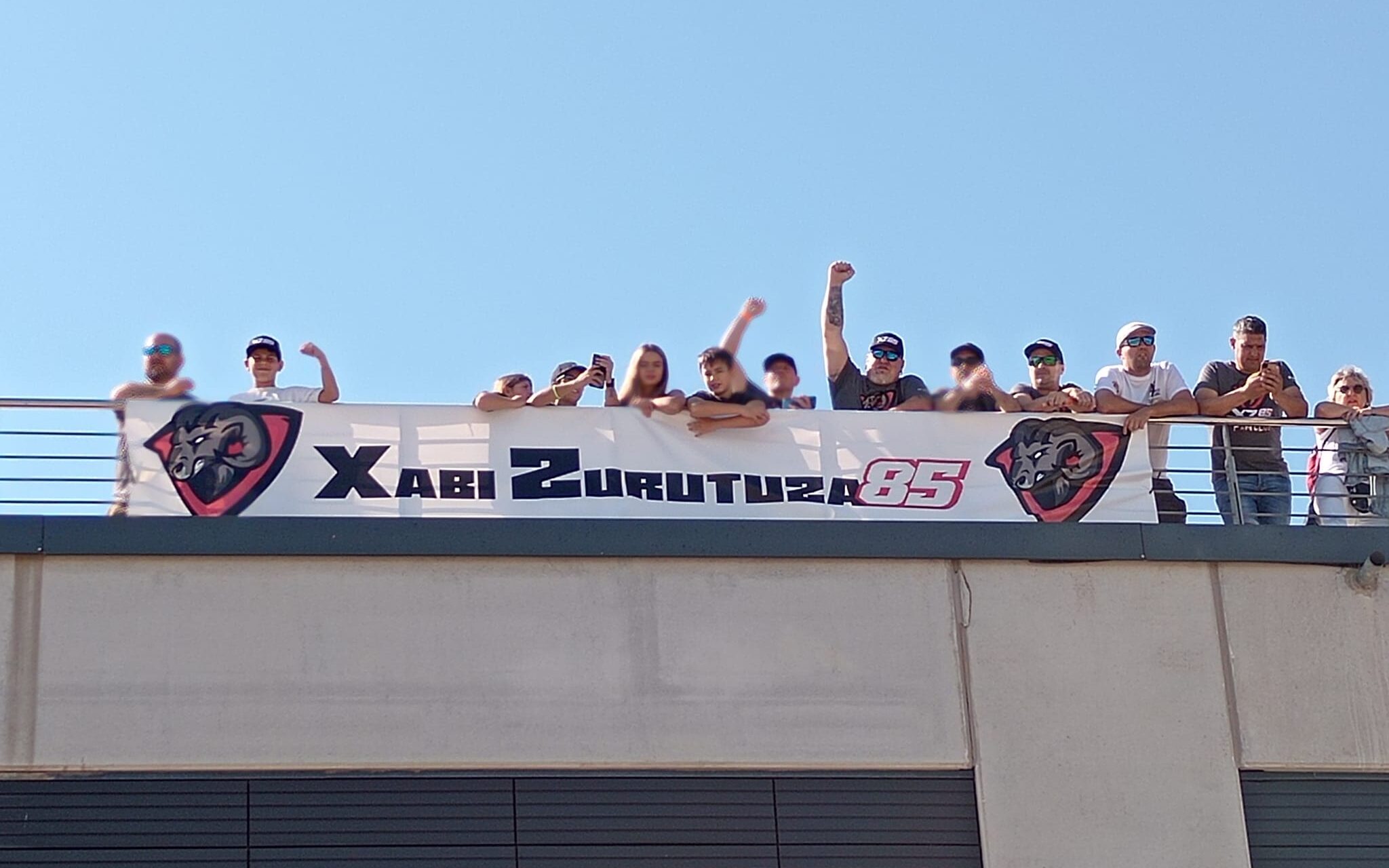 El Club de Fans de Xabi Zurutuza se hizo notar en la grada del Circuito Motorland Aragón